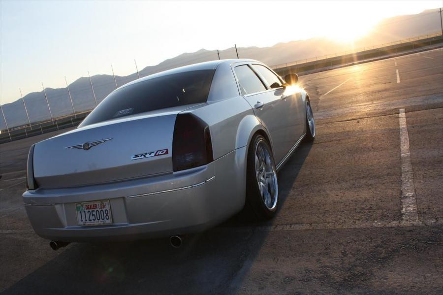  Chrysler 300C V10 2010 года  (фото 18 из 18)
